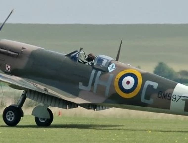 Το Spitfire Mk.I (Type 300) που έδωσε την νίκη στους συμμάχους κατά τον ΒΠΠ σε πτητική επίδειξη [βίντεο]